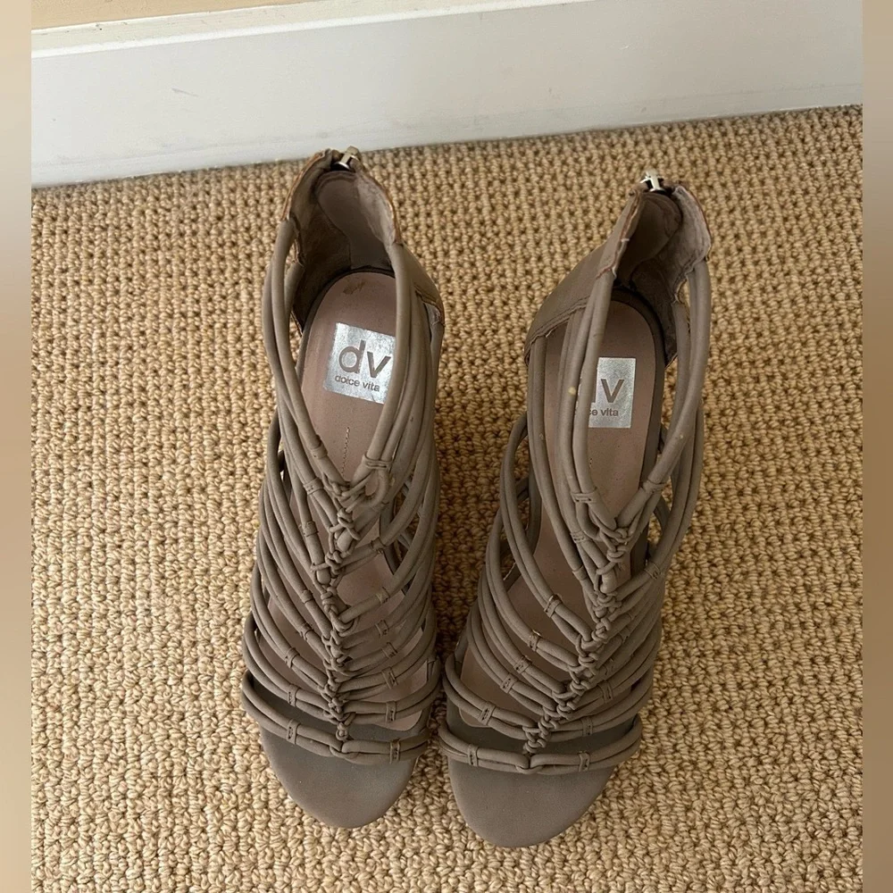 Dolce Vita Wedge Sandel Color Taupe Size 10